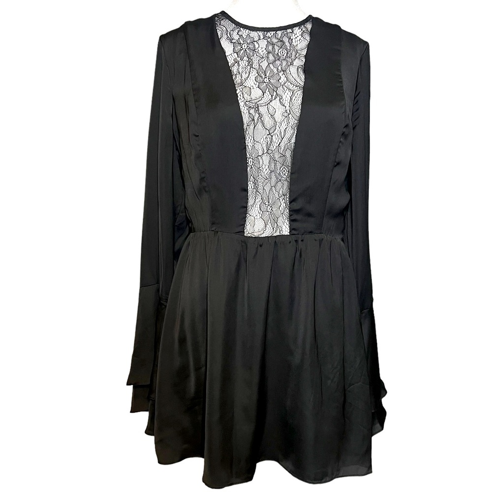 Tobi black dress with lace detail and bell Sleeves
Size Large. NWT.